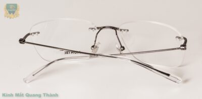 Gọng kính MontBlanc MB00750 độc đáo với thiết kế gọng tăm mảnh nhẹ chất liệu Titanium mạ PVD chống oxihoa.